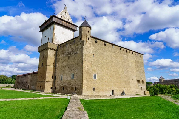 Maestoso Castello Medievale Narva Estonia Giorno Sole Cielo Con Nuvole — Foto Stock