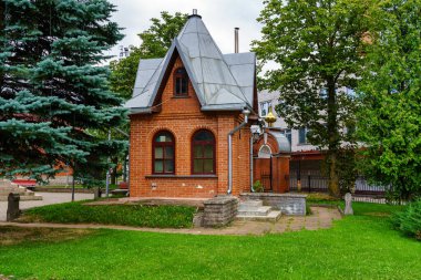 Narva Estonya kamu parkında küçük bir ev.