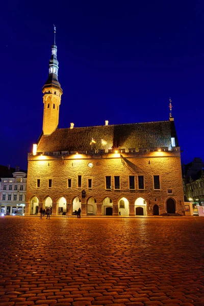 Piazza Del Municipio Tallinn Illuminata Notte Dopo Pioggia — Foto Stock