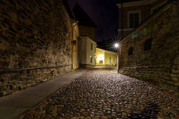 Мощеная Улица Таллинне Ночью Подсветкой — стоковое фото