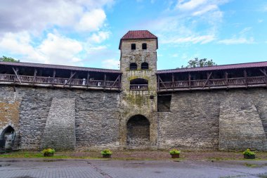 Tallinn Estonya 'da yüksek ahşap balkonlarda ve taş taretlerde ortaçağ duvarı.