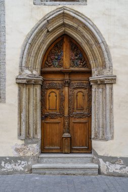 Ortaçağ tarzında taş kemerli çok eski bir kapı..