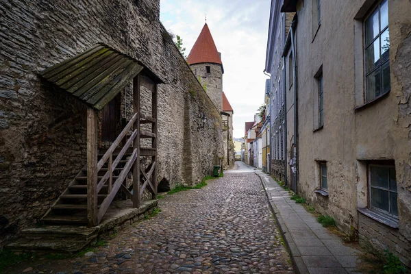 Callejón Empedrado Con Casas Medievales Muro Piedra Tallin Estonia —  Fotos de Stock