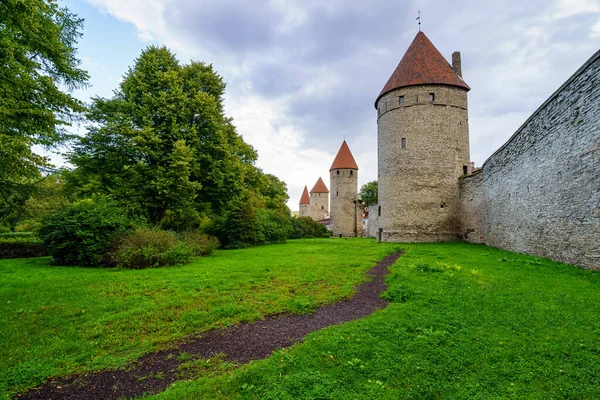 Muro Medievale Con Alte Torri Pietra Tetti Rossi Tallinn Estonia — Foto Stock
