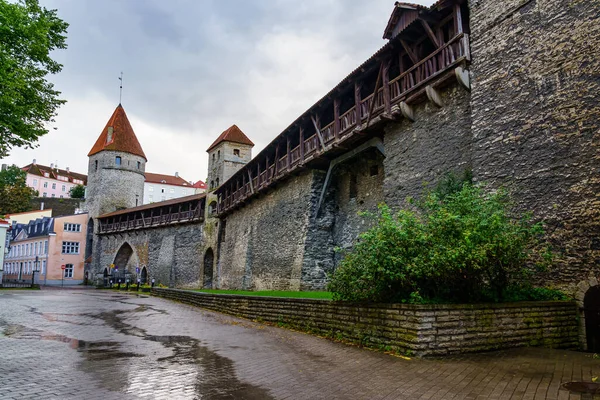 Muro Medievale Alti Balconi Legno Torrette Pietra Tallinn Estonia — Foto Stock