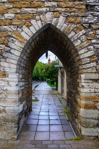 Вход Средневековую Стену Каменной Аркой Таллинне — стоковое фото