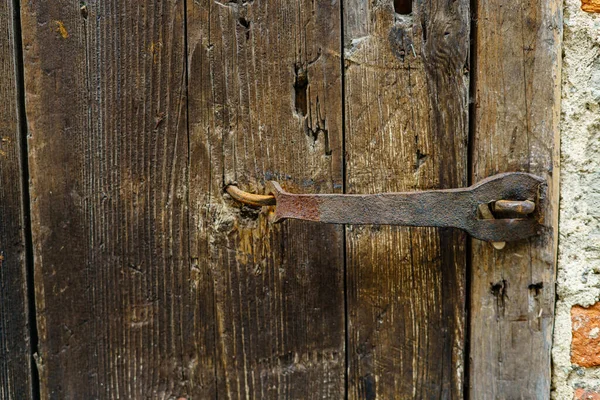 Détail Vieux Raccords Métalliques Pour Fermer Une Vieille Porte — Photo