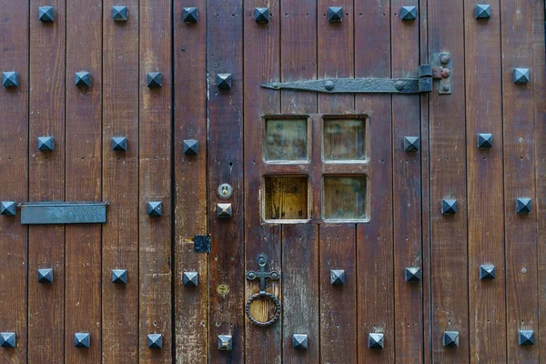 Stare Średniowieczne Drzwi Metalowym Wykończeniem Małym Oknem Podglądacza — Zdjęcie stockowe