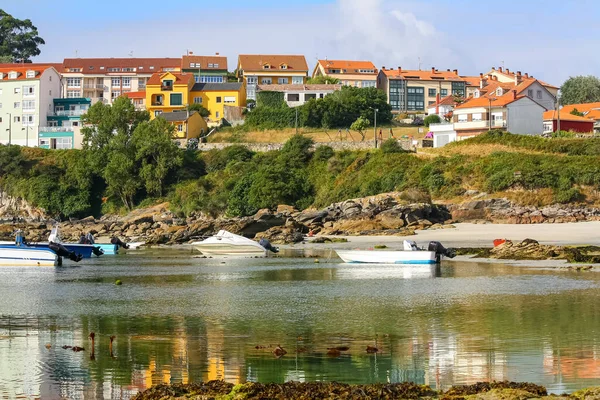 Casas Coloridas Cima Del Acantilado Junto Mar Pequeñas Embarcaciones Agua — Foto de Stock