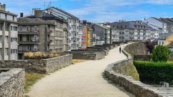 Şehrin evlerinin yanındaki Lugo ortaçağ duvarı. Galiçya.