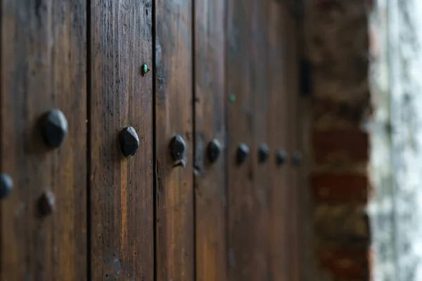 Średniowieczne Drewniane Drzwi Ozdobnymi Metalowymi Okuciami — Zdjęcie stockowe