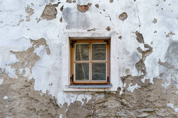 Petite Fenêtre Dans Très Vieux Bâtiment Médiéval Délabré — Photo