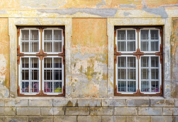 Vieilles Fenêtres Stuc Détériorées Par Passage Temps — Photo