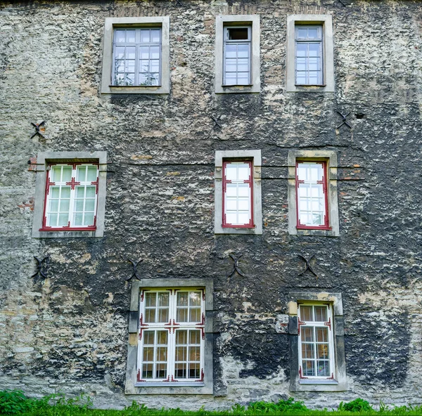 Beaucoup Fenêtres Salissantes Sur Façade Très Ancienne Maison Médiévale — Photo