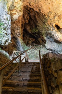 Slovenya 'daki kayaya oyulmuş Predjama Kalesi' nin iç mağarasına erişim