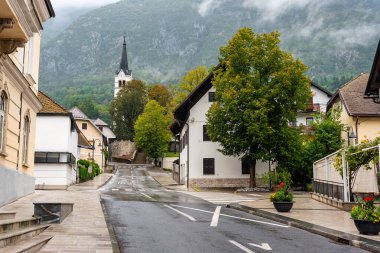 İtalya sınırı yakınlarındaki çekici Bovec kasabasında akşam yürüyüşü - Slovenya.