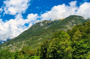 Slovenya 'daki ünlü Boka şelalesiyle Triglav Parkı' ndaki dağ