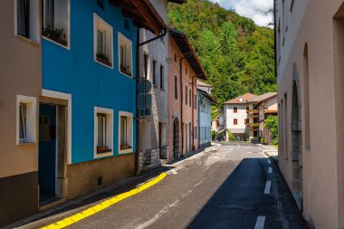 Kuzey Slovenya 'da resim gibi renkli evleri olan Kobarid sokakları, Julian Alps