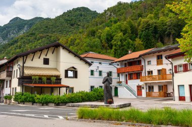 Kuzey Slovenya 'nın Alplerdeki şelale döngüsünün başlangıç noktası olan Kovarid dağ kasabasının merkez meydanı..