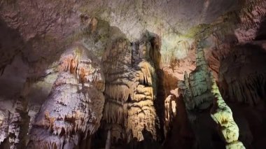 Slovenya 'nın Postojna mağaralarında etkileyici sarkıt ve dikit oluşumları