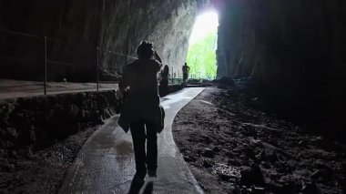 Slovenya 'daki Skocjan mağarasında. İnanılmaz çift mağara sistemi. İlk bölüm damlayan bir mağara. Diğer bir parçası da karst mağarası. Altında Reka adında bir nehir var.