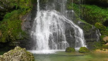 Şelale gibi akan su, yosun kaplı kayalardan süzülerek bereketli ormanlarla çevrili kristal berraklığında zümrüt bir havuza akar ve tokat, bakir ve Slovana 'da huzur ve resim gibi bir manzara yaratır..