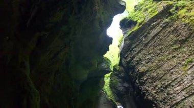 Slovenya 'nın su hareketiyle kayaya oyulmuş ünlü Kozjak şelalesi.