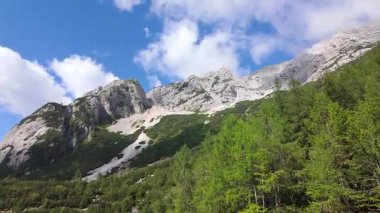 Slovenya 'nın yüksek kayalık zirveleri ve dağlık vadileriyle Julian Alpleri' nin harika panoramik manzarası