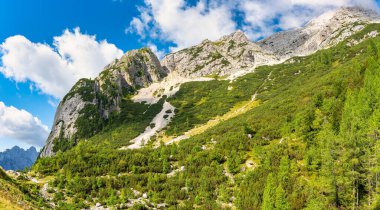Slovenya 'nın Vrsiç kentinden geçerken Julian Alplerinde yüksek kaya zirveleri bulunan yüksek dağ manzarası