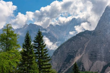 Yüksek kayalık zirveler kısmen yüksek dağ manzarasıyla kaplı bulutlarla kaplı, Kranjska Gora, Slovenya