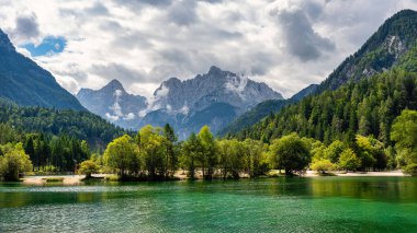 Slovenya 'da halk tarafından yürüyüş ve spor amaçlı kullanılan Kozorog Gölü Alplerin eteklerinde