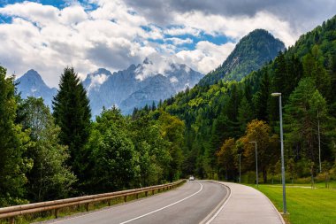 Slovenya 'nın Kranjska gora kentinin yanındaki Julian Alplerinde etkileyici kaya dağları.