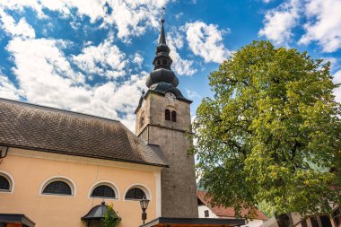 Slovenya 'nın Alplerin eteğindeki Kranjska gora adlı küçük bir Alp kasabasındaki Hristiyan kilisesi..