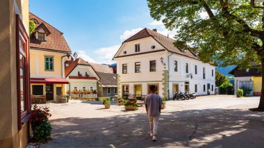 Arkadan gelen turist Slovenya 'nın Radovljica kentinin güzel sokaklarında geziniyor.
