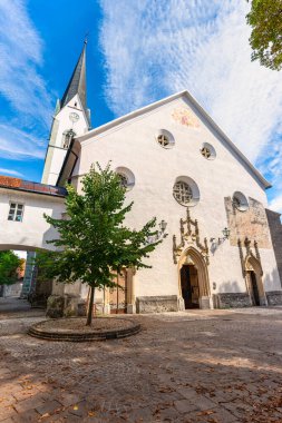 Radovljica 'daki tarihi Slovenya kentinde yüksek beyaz kulesi olan kilise