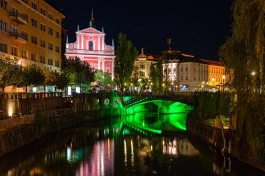 Slovenya 'nın başkenti Ljubljana' dan geçen nehir, bir yaz gecesi