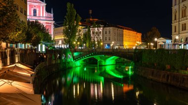 Ljubljanas tarihi merkezi, Slovenya 'nın ışıklı binalarıyla dolu bir yaz gecesinde.