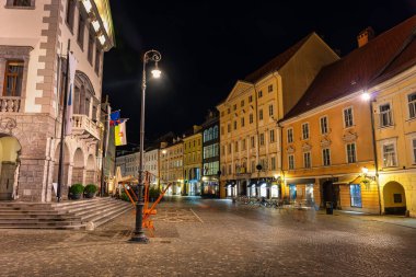 Slovenya 'nın başkenti Slovenya' da geceleyin sokaklar aydınlandı.