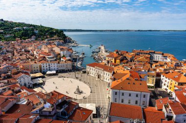 Slovenya 'nın Adriyatik kıyı kenti Piran' daki Tartini Meydanı 'nın hava manzarası