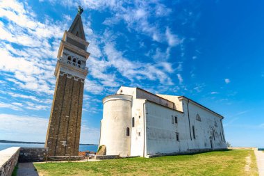 Slovenya 'nın Piran kentindeki Adriyatik Denizi kıyısına bakan yüksek kulesiyle Aziz Georges Kilisesi