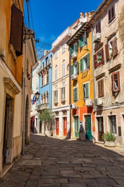 Slovenya 'nın kıyı kenti Piran' ın tarihi merkezinde renkli evler bulunan dar kaldırımlı sokaklar