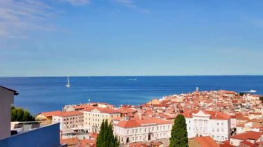 Adriyatik Denizi kıyısındaki Piran kentinin havadan ve panoramik manzarası, Slovenya