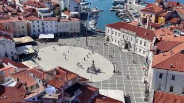 Slovenya 'nın Adriyatik kıyı kenti Piran' daki Tartini Meydanı 'nın hava manzarası