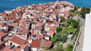 Adriyatik Denizi kıyısındaki Piran kentinin havadan ve panoramik manzarası, Slovenya