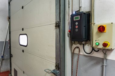 Lojistik depolarında malları boşaltmak için sanayi ekipmanları