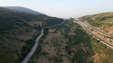 Madrid ve Segovia 'yı bölen dağın tepesindeki tüneli geçen Somosierra geçidine giden yol.
