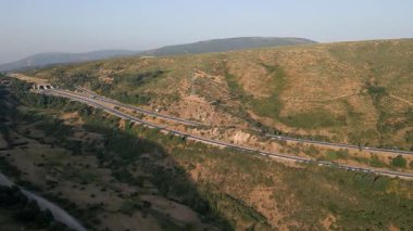 Ulusal yolda giden arabalar, Spains otoyol şebekelerinden biri, Somosierra 'dan geçerken