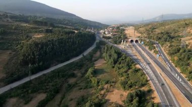 Madrid ve Segovia 'yı bölen dağın tepesindeki tüneli geçen Somosierra geçidine giden yol.