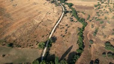 İspanya 'nın orta kesimindeki Segovia' daki küçük dağ köylerinin üzerinden geçen toprak yol.