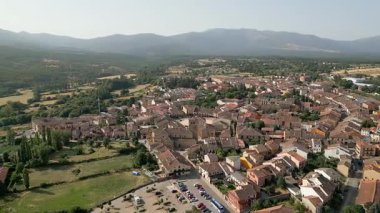 Güneş Segovia 'nın Riaza kasabasındaki Somosierra dağlarının arasından doğuyor.